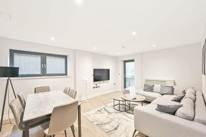 3 Bedroom Flat To Rent In The Hyde, Hendon, London, NW9