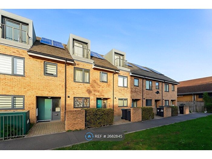 3 Bedroom Detached House To Rent In Dairy Close, Enfield, EN3