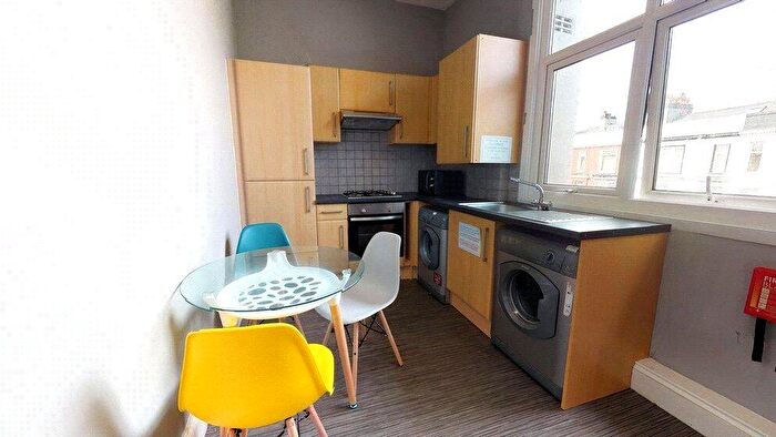 3 Bedroom Flat To Rent In Greenbank Terrace, Greenbank, Plymouth, Devon, PL4