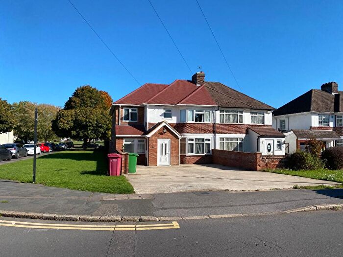 6 Bedroom Semi-Detached House To Rent In Haymill Road, Slough, Berkshire, SL1