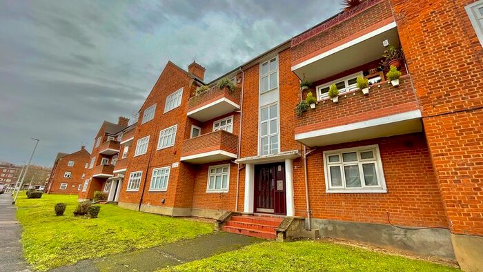 3 Bedroom Flat To Rent In Rivenhall Gardens, Snaresbrook E18
