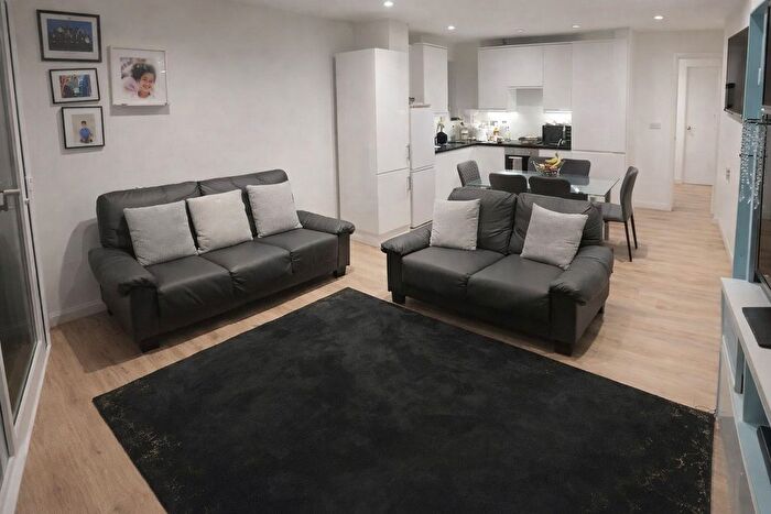 2 Bedroom Maisonette To Rent In Long Lane, Uxbridge, UB10