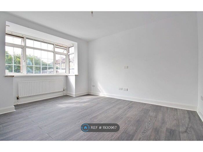 3 Bedroom Semi-Detached House To Rent In Kings Avenue, Hounslow, TW3