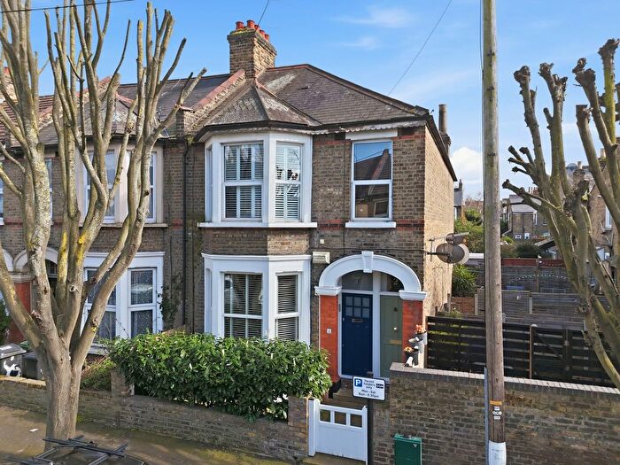 3 Bedroom Flat For Sale In Lawton Road, Leyton, E10