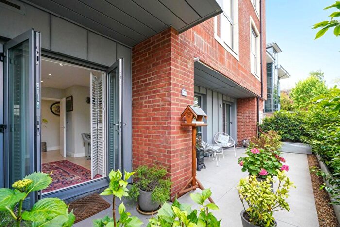 1 Bedroom Apartment To Rent In Queens Road, Weybridge, Surrey, KT13