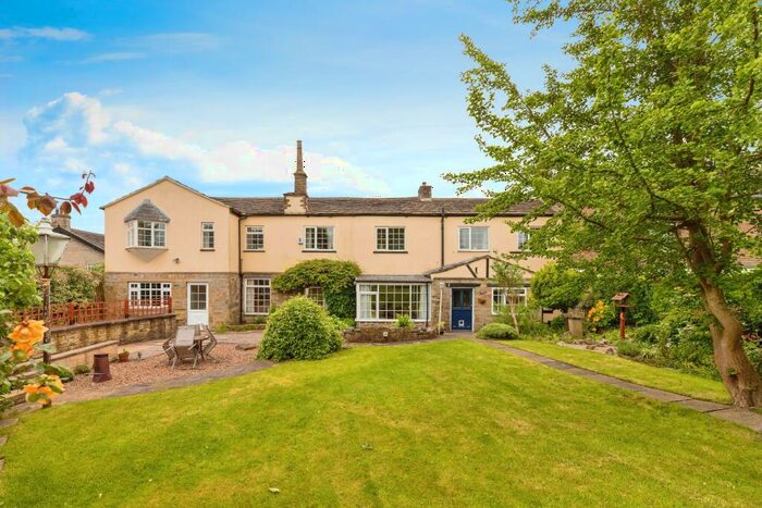 6 Bedroom Semi-Detached House For Sale In Clifton Common, Brighouse, HD6