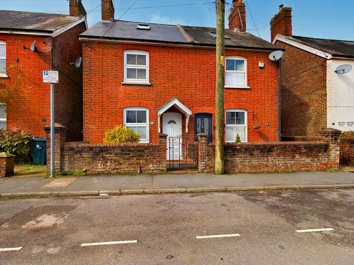 2 Bedroom Semi-Detached House To Rent In Malthouse Road, Crawley, RH10