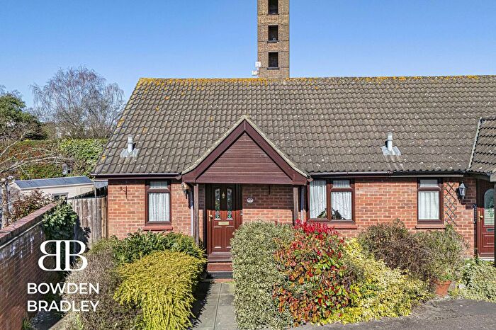 1 Bedroom Bungalow For Sale In Headingley Close, Hainault, IG6