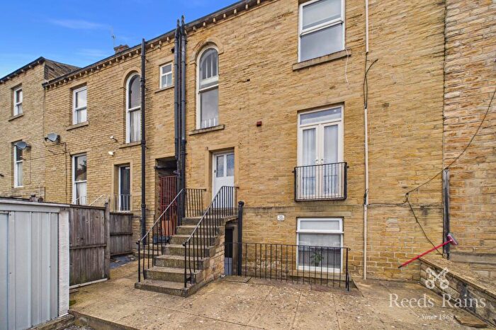 1 Bedroom Apartment To Rent In Clare Hill, Huddersfield, West Yorkshire, HD1