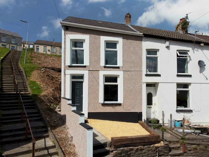 3 Bedroom End Of Terrace House To Rent In School Street, CF39