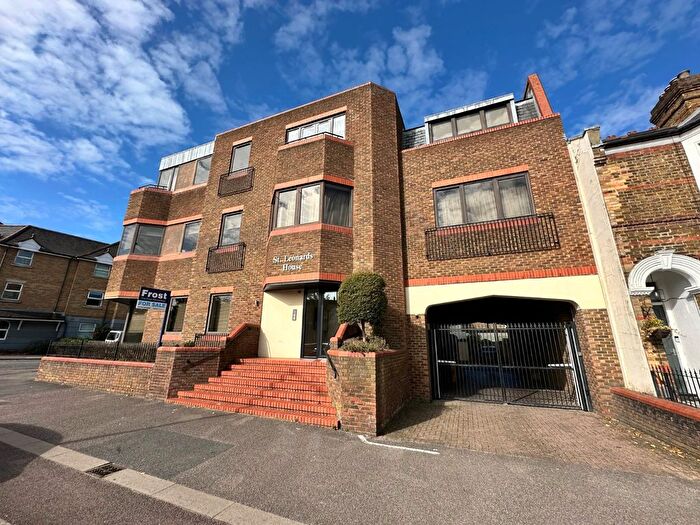 2 Bedroom Flat For Sale In St Leonards Road, Windsor, Berkshire, SL4