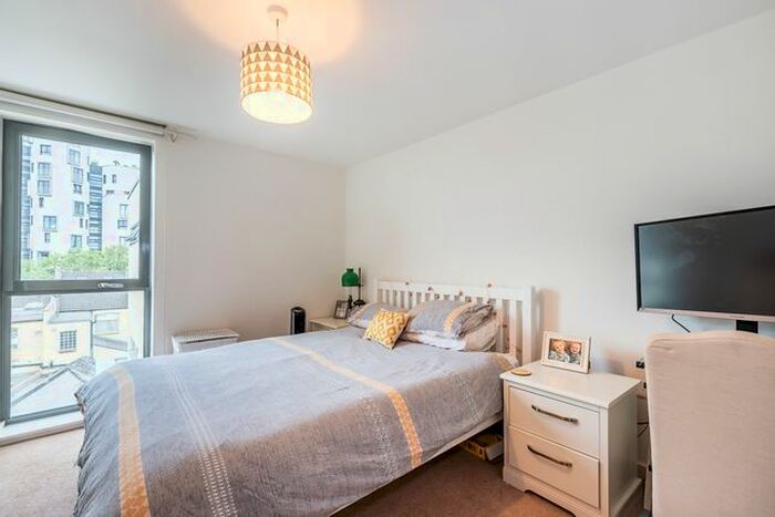 2 Bedroom Flat To Rent In Bicycle Mews, London, SW4