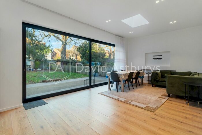 3 Bedroom Flat To Rent In Park Crescent, Finchley Central, London, N3