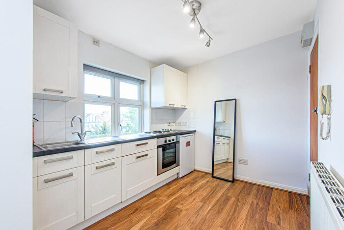 Studio To Rent In Hendon Way, Cricklewood, London, NW2