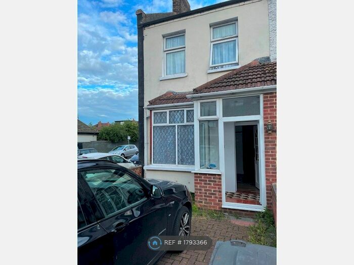 3 Bedroom End Of Terrace House To Rent In Pears Road, Hounslow, TW3