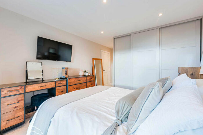2 Bedroom Flat For Sale In Leigh Road, Leigh On Sea, SS9