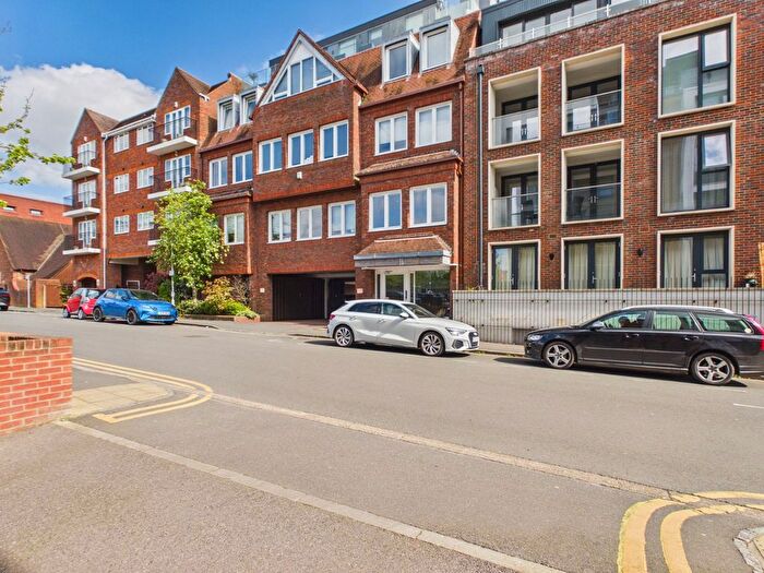 1 Bedroom Flat For Sale In Station Road, Gerrards Cross, Buckinghamshire, SL9