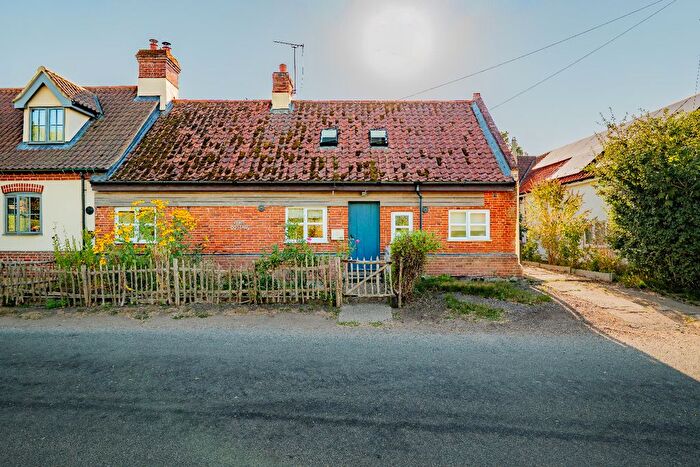 3 Bedroom Semi-Detached House For Sale In Dereham Road, Beeston, PE32