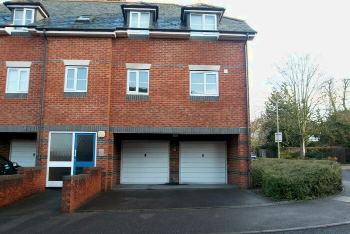 2 Bedroom Flat To Rent In Vincent Drive, Andover, SP10
