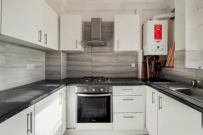 2 Bedroom Flat To Rent In Bowling Green Street, Vauxhall, London, SE11