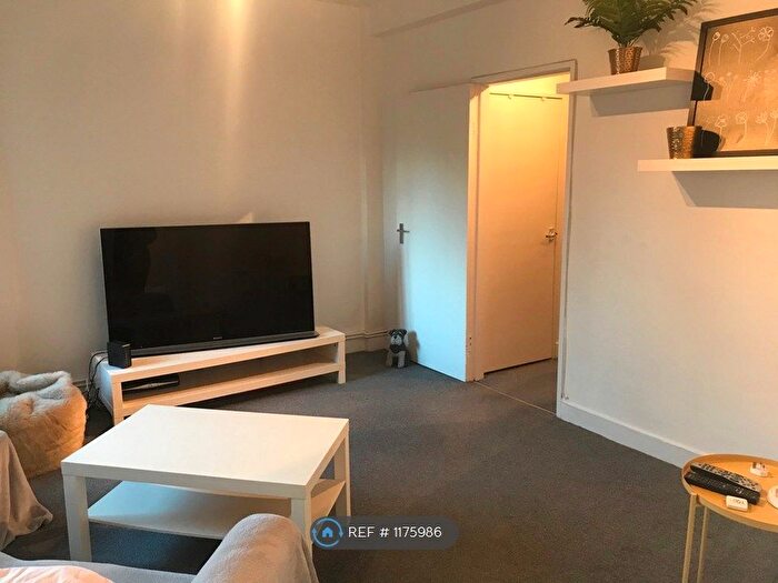 2 Bedroom Flat To Rent In Kingsbridge Avenue, Ealing, W3