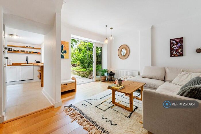 2 Bedroom Flat To Rent In Greenwood Road, London, E8