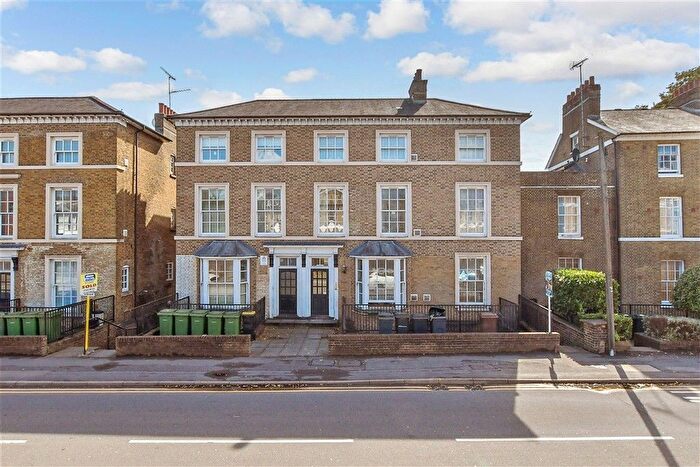 2 Bedroom Flat For Sale In Ashford Road, Maidstone, Kent, ME14