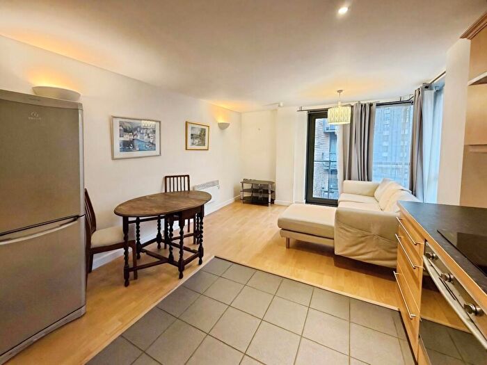 2 Bedroom Flat To Rent In City Walk, Leeds, West Yorkshire, LS11