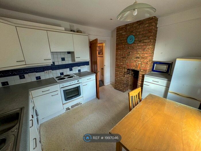 1 Bedroom Flat To Rent In Pears Road, Hounslow, TW3