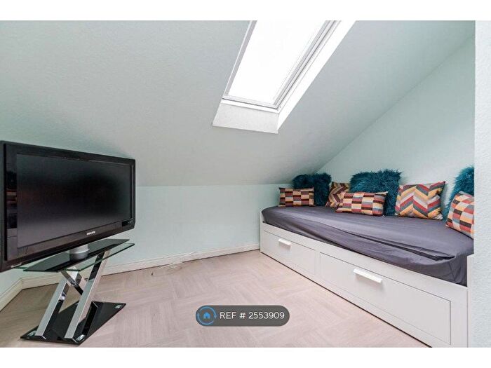 3 Bedroom Flat To Rent In Merton Road, Watford, WD18