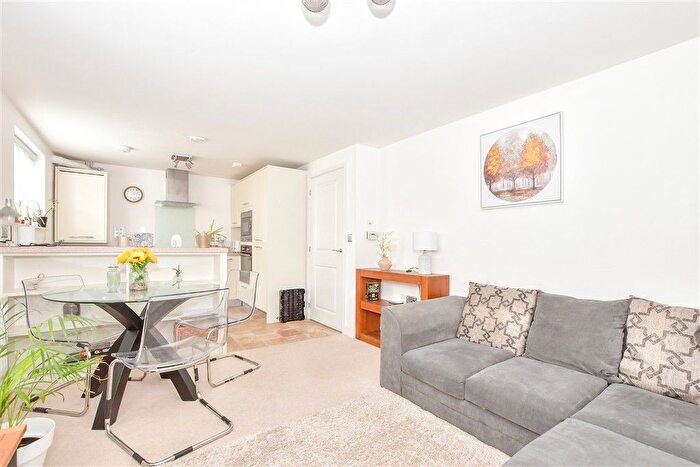 2 Bedroom Flat For Sale In Albion Drive, Larkfield, Aylesford, Kent, ME20