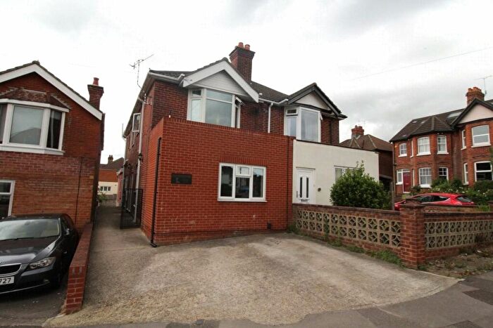 2 Bedroom Flat To Rent In St. Catherines Road, Southampton, Hampshire, SO18