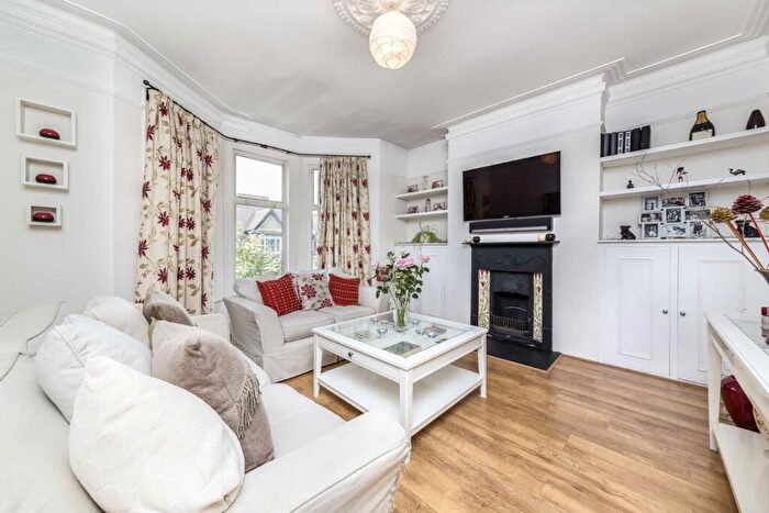 2 Bedroom Flat To Rent In Radbourne Road, Balham, SW12