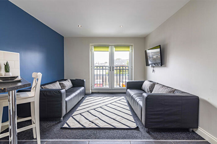 4 Bedroom Flat To Rent In Flat, Lord Tennyson House, LN1