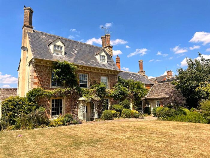 6 Bedroom Town House To Rent In Lechlade, Gloucestershire, GL7