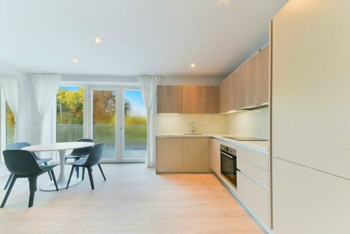 2 Bedroom Flat To Rent In A Red Post Hill London, SE24