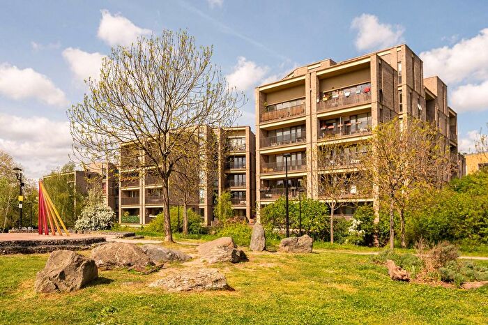 3 Bedroom Maisonette For Sale In Stead Street, Elephant And Castle, London, SE17