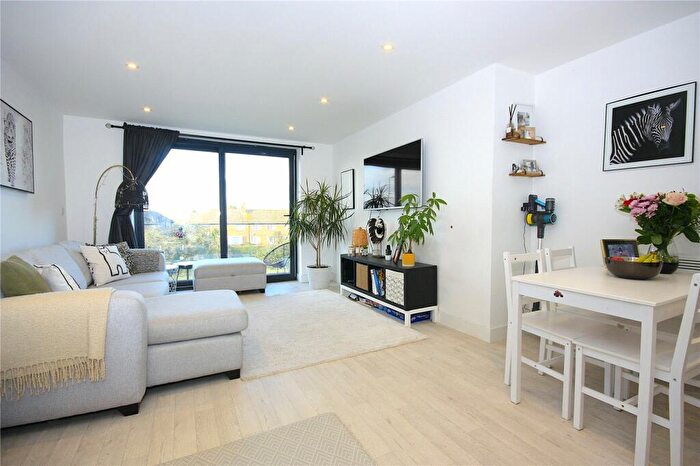 2 Bedroom Apartment For Sale In Leigh Road, Havant, Hampshire, PO9