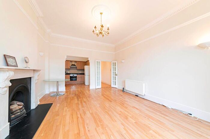 4 Bedroom Flat To Rent In Willesden Lane, Maygreen Court, NW2