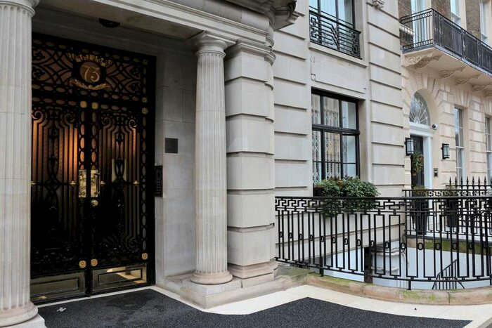 2 Bedroom Flat To Rent In Portland Place, Marylebone, London, W1B