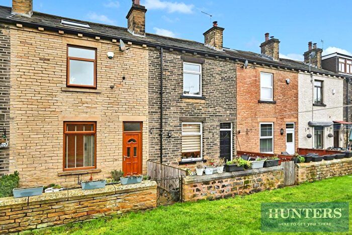 3 Bedroom Terraced House For Sale In South View, Greengates, Bradford, BD10