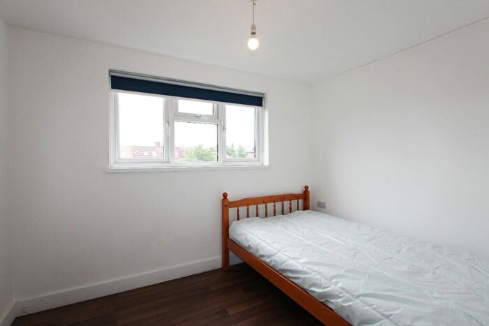 Studio To Rent In Woodville Gardens, London, NW11