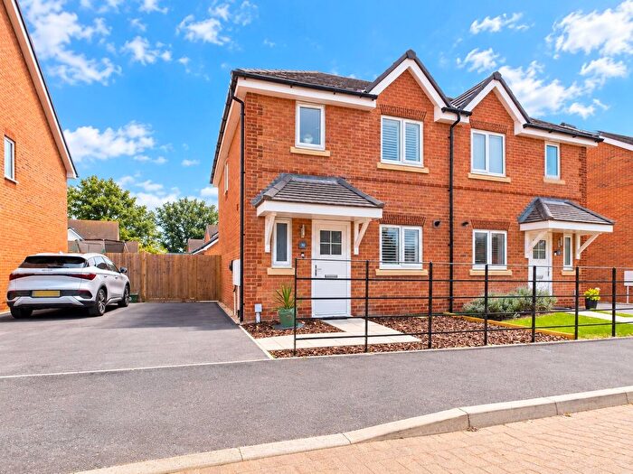 3 Bedroom Semi-Detached House For Sale In Deanlands Farm Way, Hook, RG27