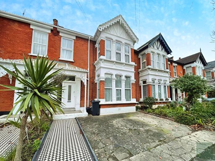 2 Bedroom Flat To Rent In Airlie Gardens, Ilford, IG1