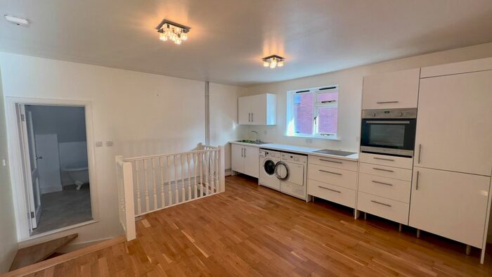 1 Bedroom Flat To Rent In Baker Street, Weybridge, KT13