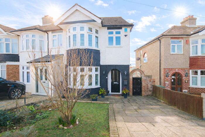 4 Bedroom Semi Detached House For Sale In Toplands Avenue, Aveley, RM15