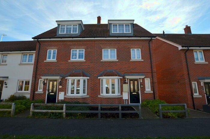 4 Bedroom Semi-Detached House To Rent In Yarrow Walk, Red Lodge, IP28