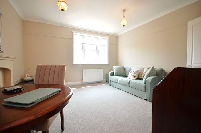 3 Bedroom Flat To Rent In Station Parade, Noel Road, London, W3