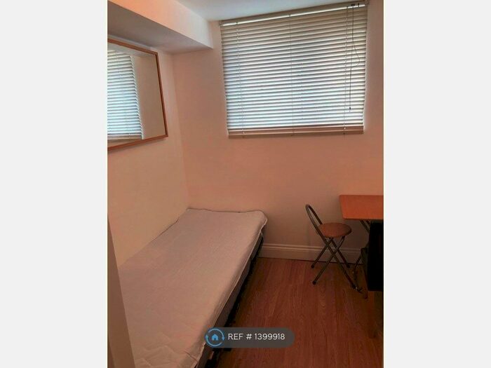 Studio To Rent In Halford Road, London, SW6