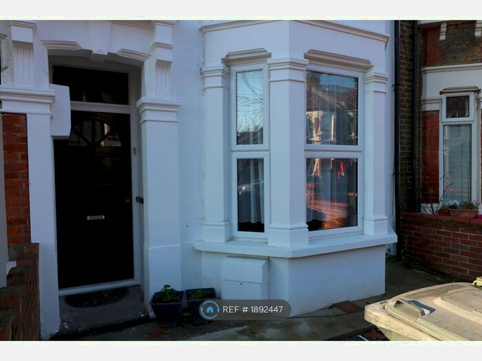 2 Bedroom Flat To Rent In Lucas Avenue, London, E13